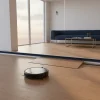 僕の部屋から「床」が消えた日。賃貸の段差を「硬質当て木」でフラット化し、極薄配線カバーでロボット掃除機にすべてを委ねる完全自動クローニング空間DIY